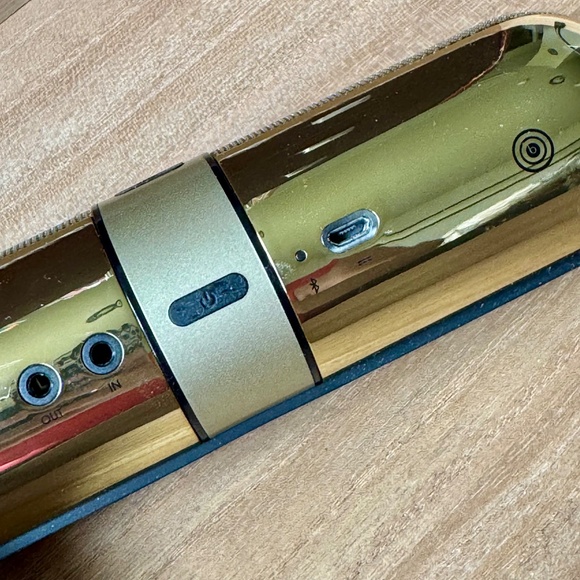 Beats by Dre Pill 2.0 Bluetooth Speaker Limited Edition & Black Character Stand - Picture 15 of 16